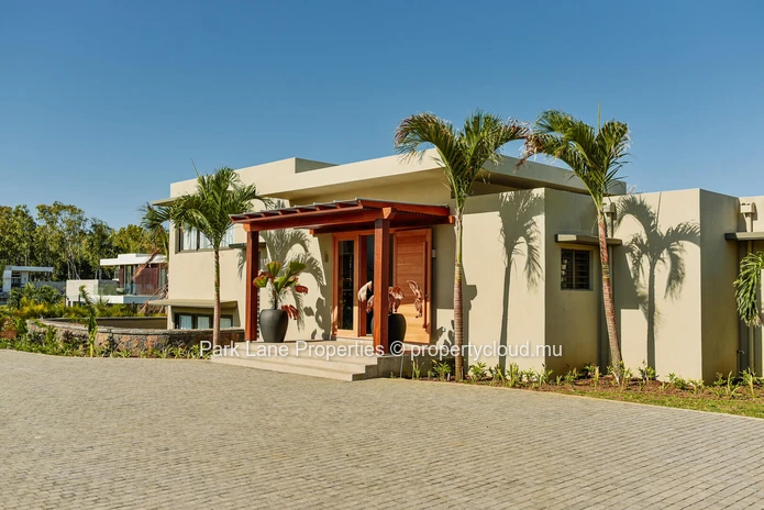 Villa à Anahita: Luxe Moderne avec Vue Imprenable sur le Rive Est