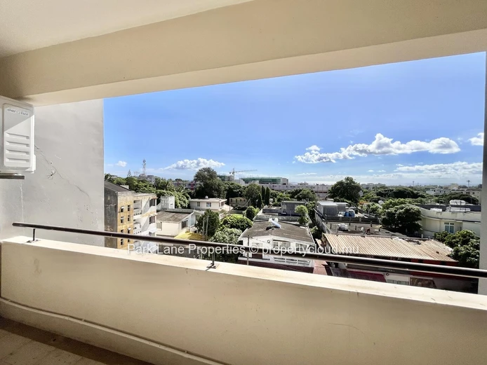 Live in comfort at the top – Furnished penthouse in Rose Hill