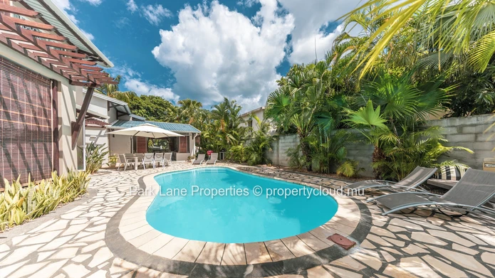 Belle Villa de 4 Chambres avec Piscine et Espaces de Réception au Cœur de Tamarin