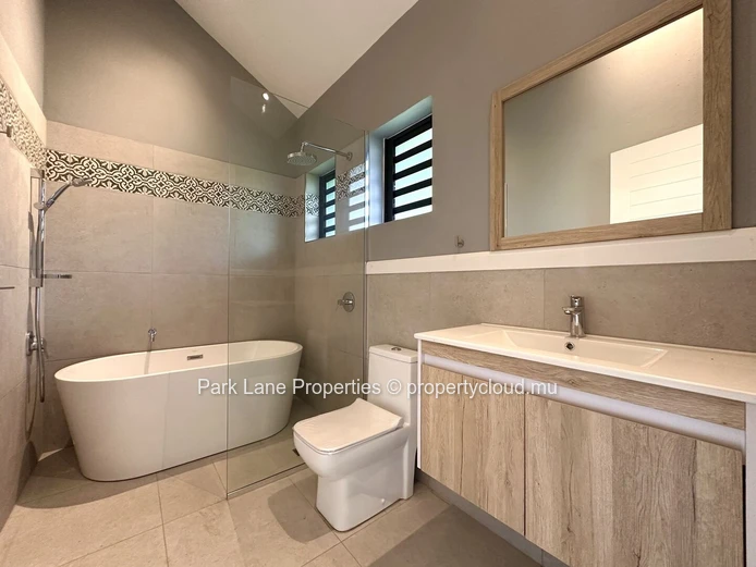 Stunning 4 bedroom en suite family home in a secure gated estate
