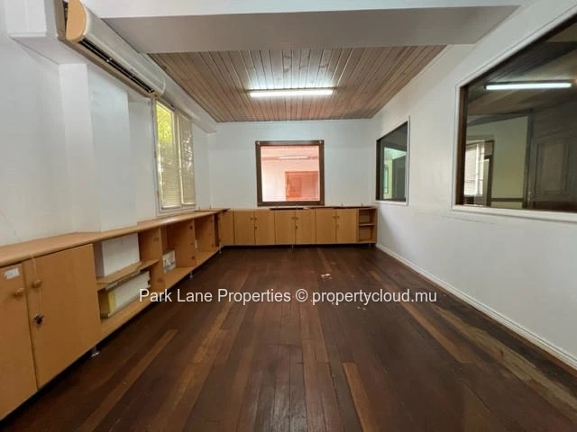 Professional and spacious office space of 302 m² in Trianon – Ready for immediate use