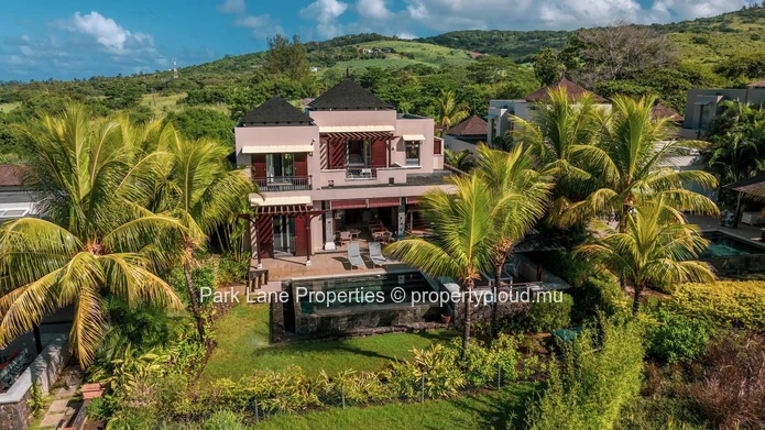 Exquisite Tropical Villa Nestled in a Prestigious Golf Domaine