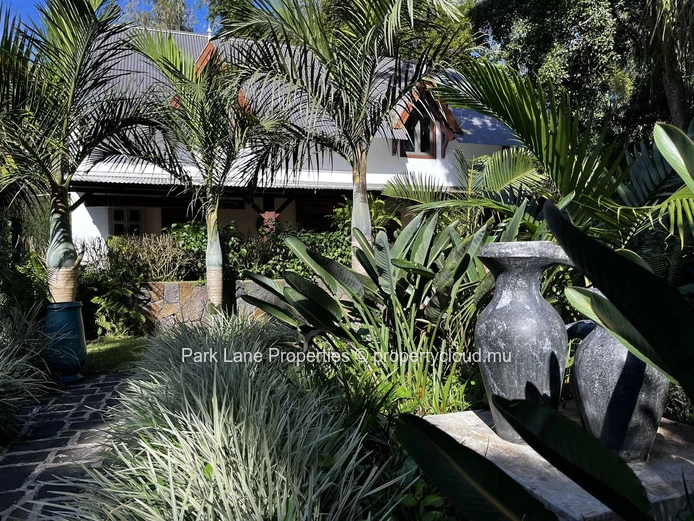 Refuge de la Vallée Secrète : Une Opportunité d'Investissement Unique à Proximité des Sites Iconiques de Chamarel