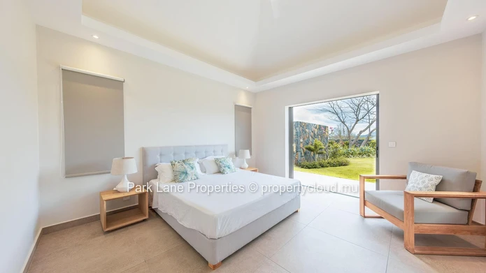 Elegant 4-Bedroom Villa with Scenic Mountain Views and Private Pool