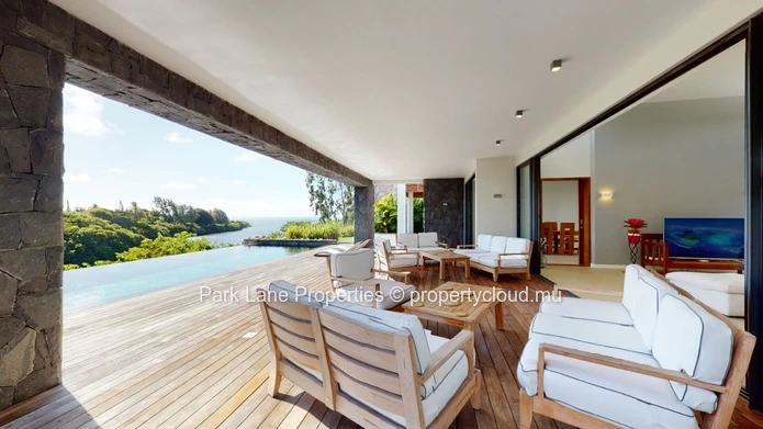 Villa Exquise à Vendre : Votre Havre de Paix dans un Village Charmant