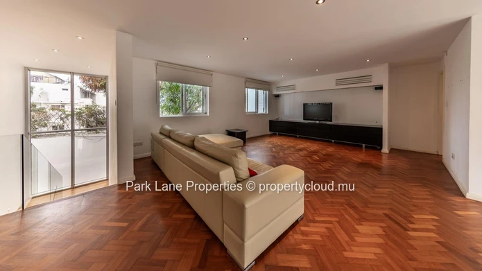 Prestigious villa close to the beach