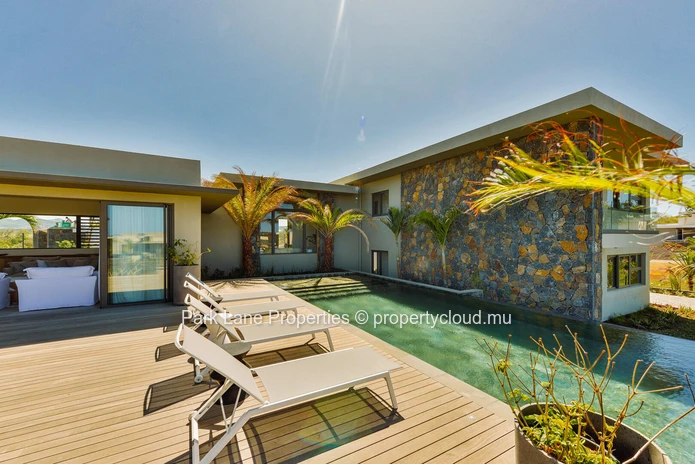 Villa à Anahita: Luxe Moderne avec Vue Imprenable sur le Rive Est