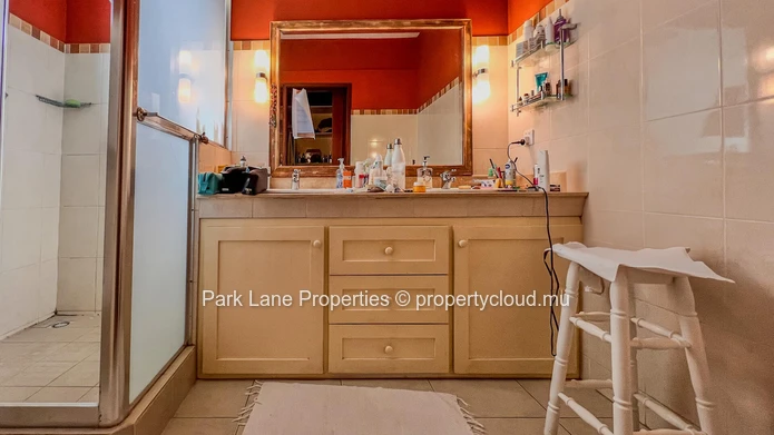 Bright and comfortable apartment in a prime location in Floreal