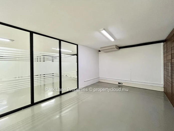 Modern office space in Phoenix – ground floor + mezzanine – strategic location & green surroundings