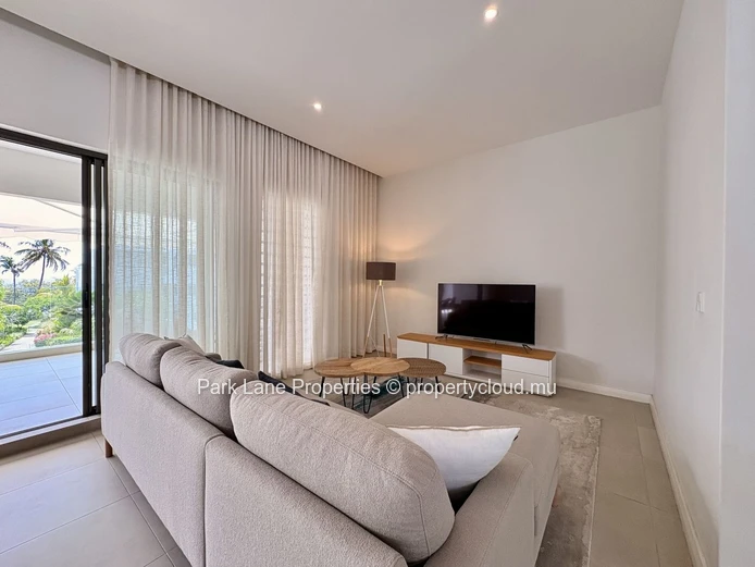 Tastefully decorated spacious apartment in beachfront residence 