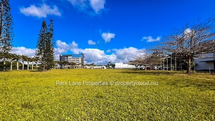 Modern office space in Phoenix – ground floor + mezzanine – strategic location & green surroundings