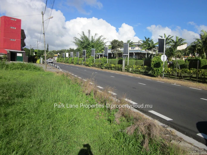 Situated on a busy road in Floreal