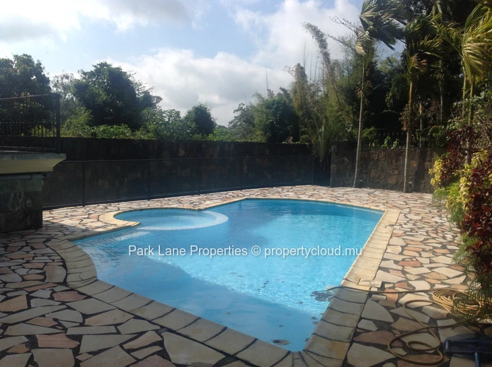 House with swimming pool ! 