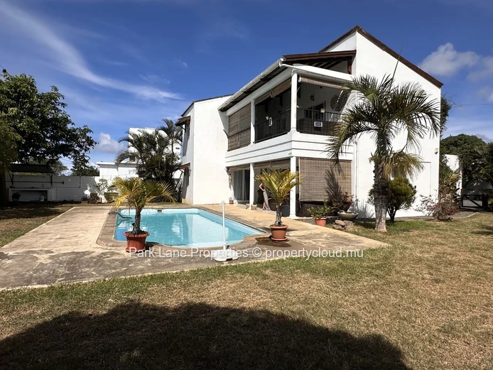 For Sale: Elegant family home with swimming pool on a large plot in Pereybere
