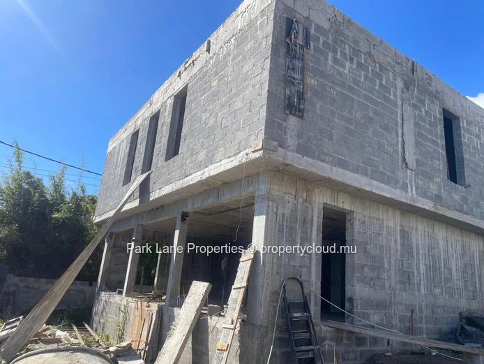 Maison de luxe moderne en construction dans un domaine privé exclusif – Disponible mi-février 2025