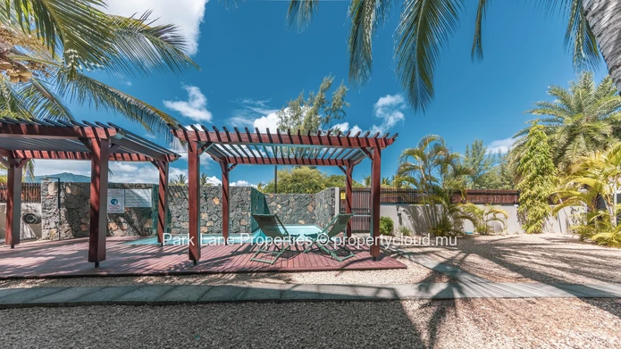 Beach access penthouse with beautiful mountain views