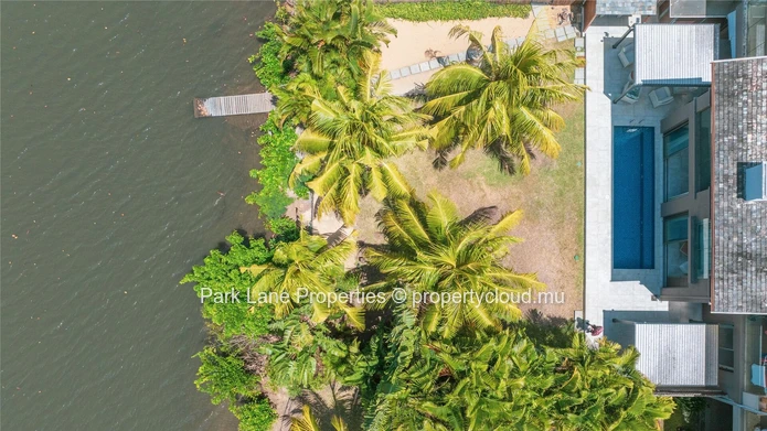 Sanctuaire en Marina avec Piscine Privée et Vues Imprenables sur la Rivière