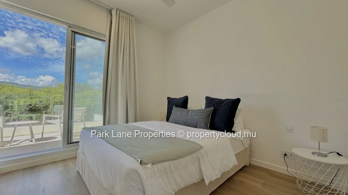 Stylish Townhouse with Pool and Garden, Perfectly Located.