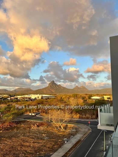 Mountain View 80m² Apartment Near All Amenities in Cap Tamarin