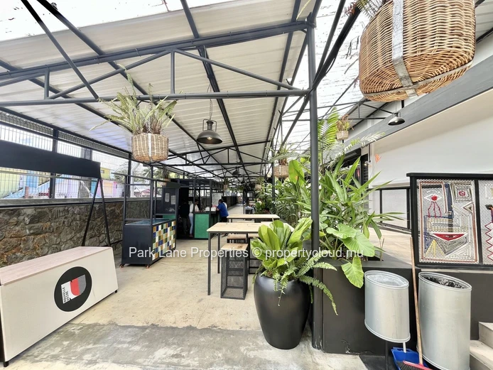Bureaux Modernes dans le Projet Innovant Nouvelle Usine à Floréal