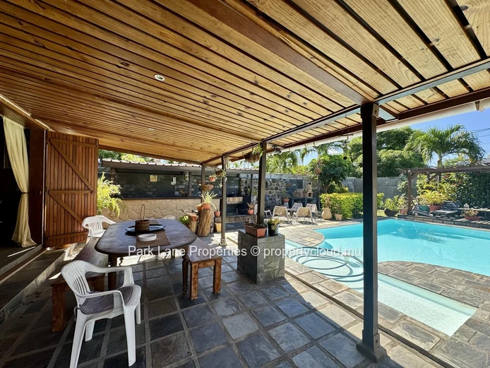 Charming family home with private bar and pool
