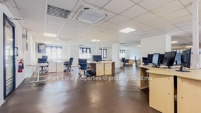 Bureau spacieux de 270 m² entièrement équipé avec parking au centre de Quatre Bornes