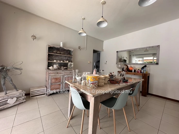 For Sale: Elegant family home with swimming pool on a large plot in Pereybere