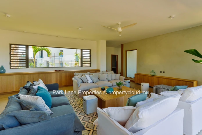 Villa à Anahita: Luxe Moderne avec Vue Imprenable sur le Rive Est