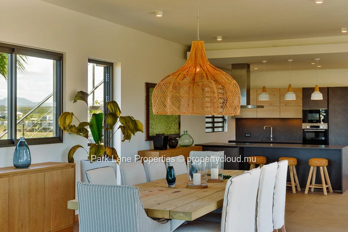 Villa à Anahita: Luxe Moderne avec Vue Imprenable sur le Rive Est