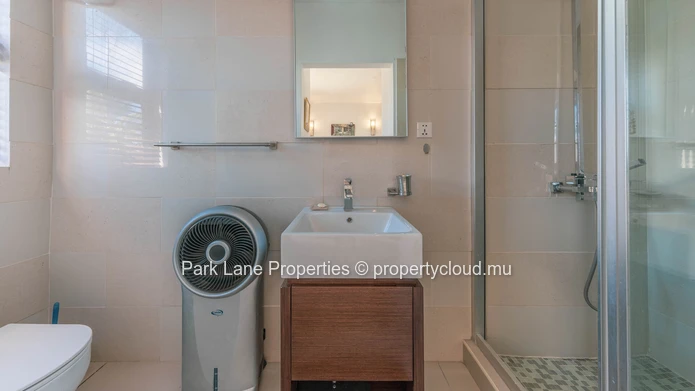 Beach access penthouse with beautiful mountain views