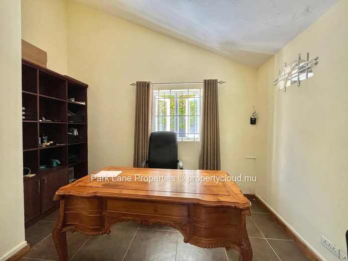 Elegant furnished home renovated recently with pool & garden in prime Floréal Location