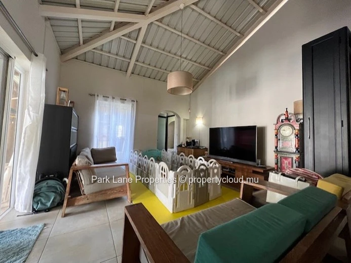 Cozy modern 3-bedroom oasis for sale in Tamarin