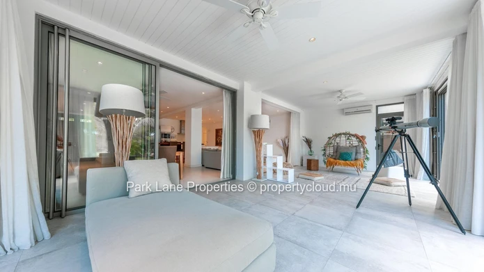 Sanctuaire en Marina avec Piscine Privée et Vues Imprenables sur la Rivière