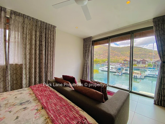 Spacious 5 bedroom villa with stunning views on the marina!!!
