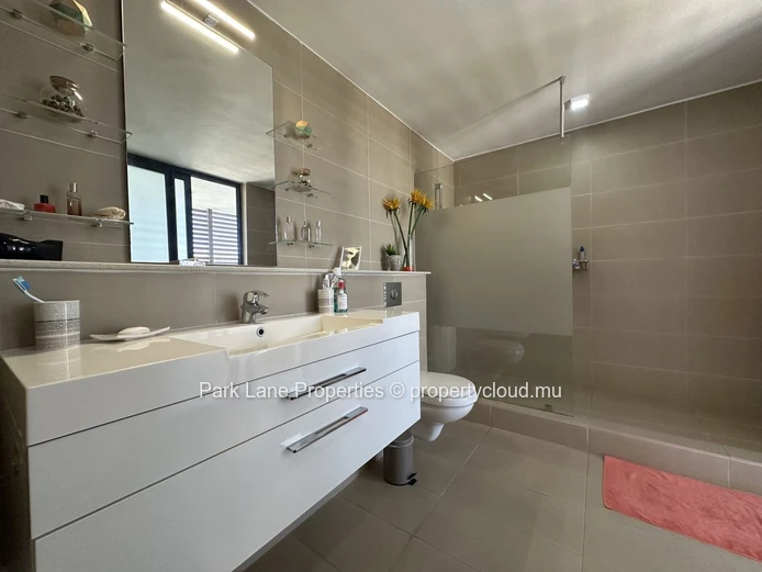 Appartement R+2 à vendre à Mon Choisy.