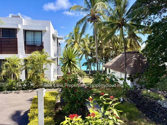 Sea access 3-Bedroom Apartment in Blue Bay with Garden and Pool