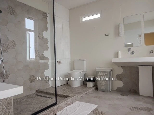 Modern & well-maintained 2-bedroom apartment with terrace in Floréal
