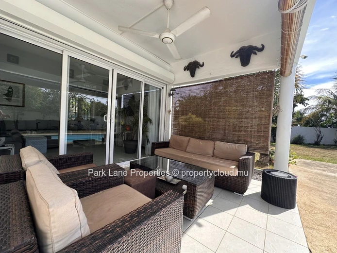 For Sale: Elegant family home with swimming pool on a large plot in Pereybere