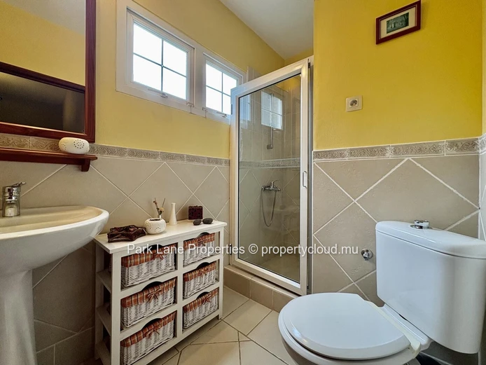 Charming colonial-style home with garden and views in Floreal