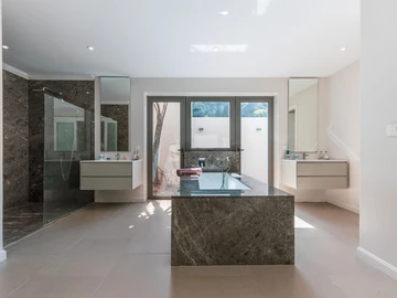 6 Bedroom House