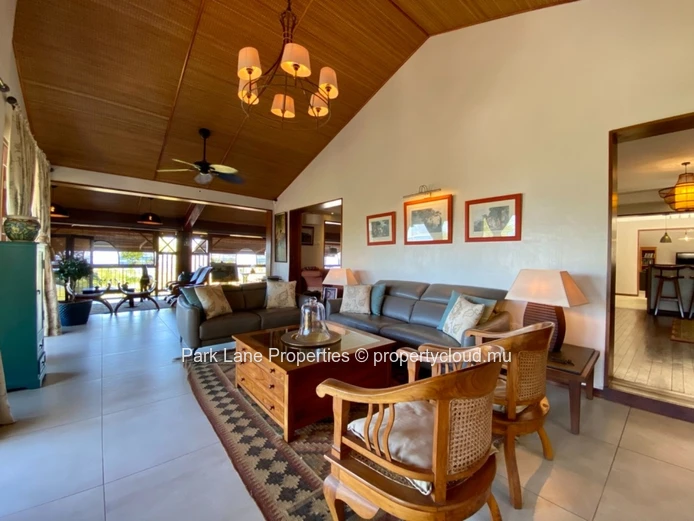 Villa d'exception en flanc de montagne avec vue mer