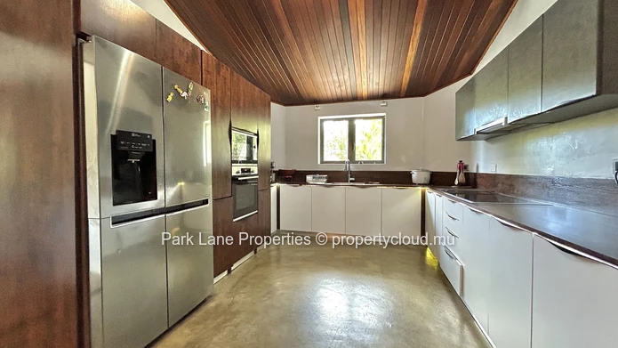 Élégante maison coloniale dans un complexe résidentiel prestigieux