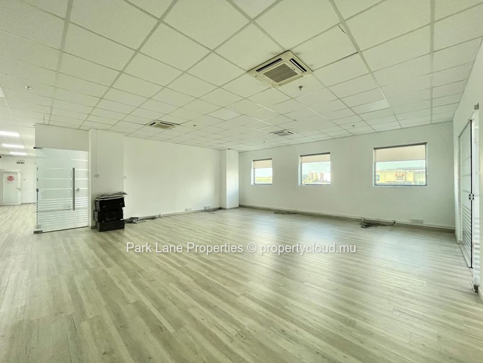 Bureau moderne de 366 m² à louer à Cybercity Ébène – Emplacement d’affaires de premier choix