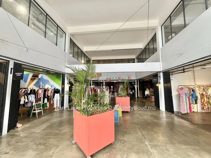 Bureaux Modernes dans le Projet Innovant Nouvelle Usine à Floréal
