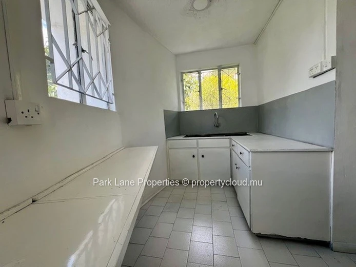 Bureau Spacieux de 231 m² au Premier Étage à Quatre Bornes