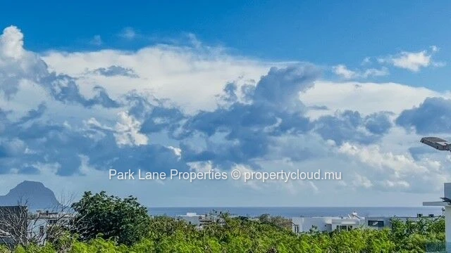 Elegant apartment in a newly built residence with pool & mountain views in Flic en Flac