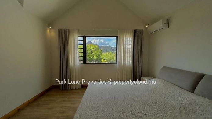 Élégante villa moderne de 4 chambres avec piscine, espace barbecue et une vue imprenable sur la montagne