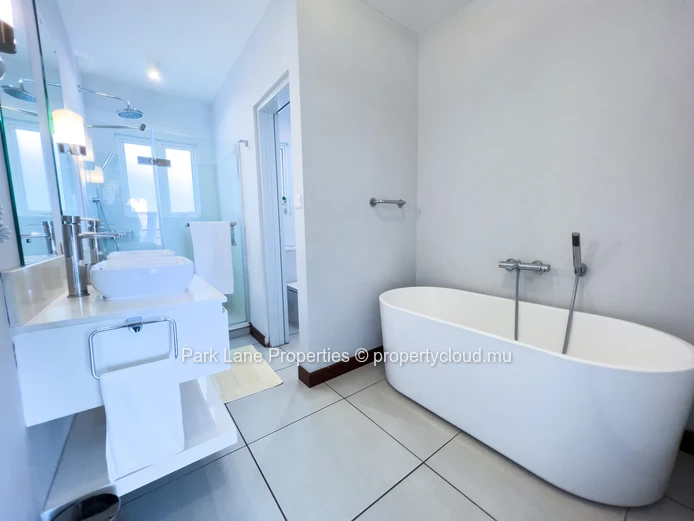Appartement 3 chambres avec vue panoramique sur piscine et mer