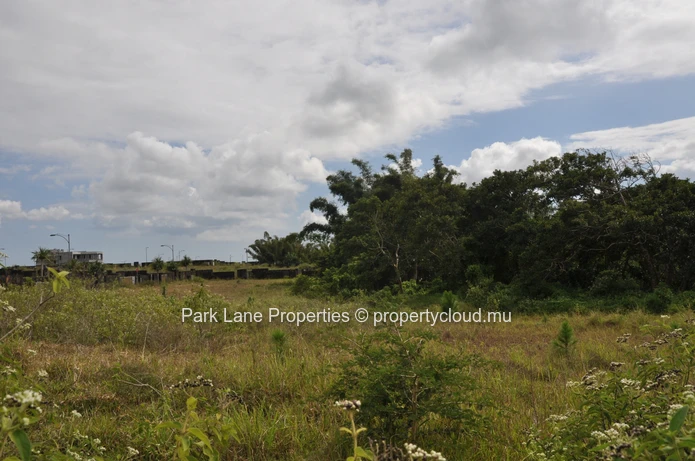 Exceptional 1569 m² plot with stunning mountain views in a prime location in Highlands
