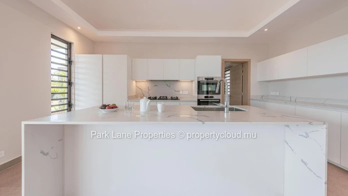 Elegant 4-Bedroom Villa with Scenic Mountain Views and Private Pool
